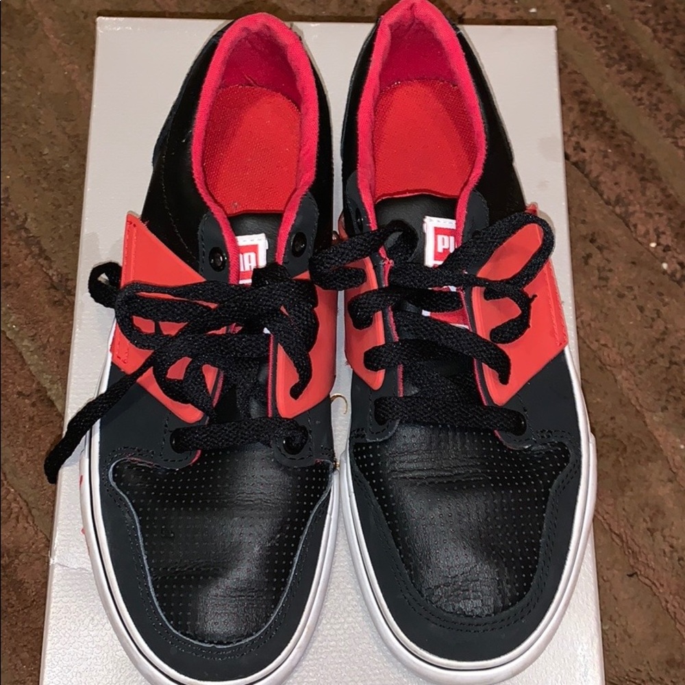 BOYS PUMA SHOES SIZE 5